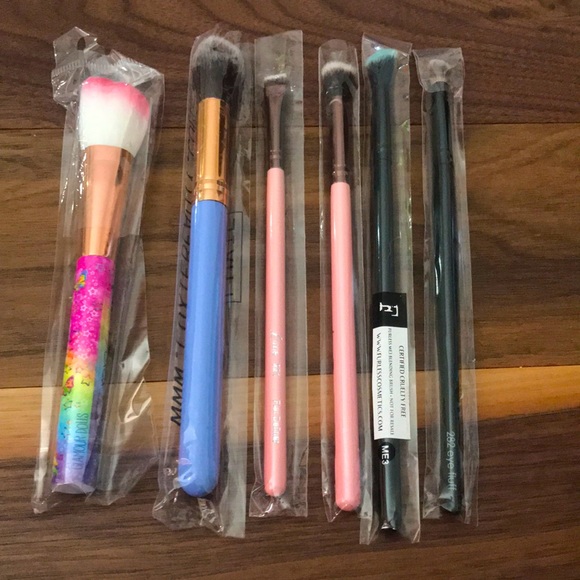 Neverused Makeup Brushes Eyes & Cheeks - Picture 1 of 8